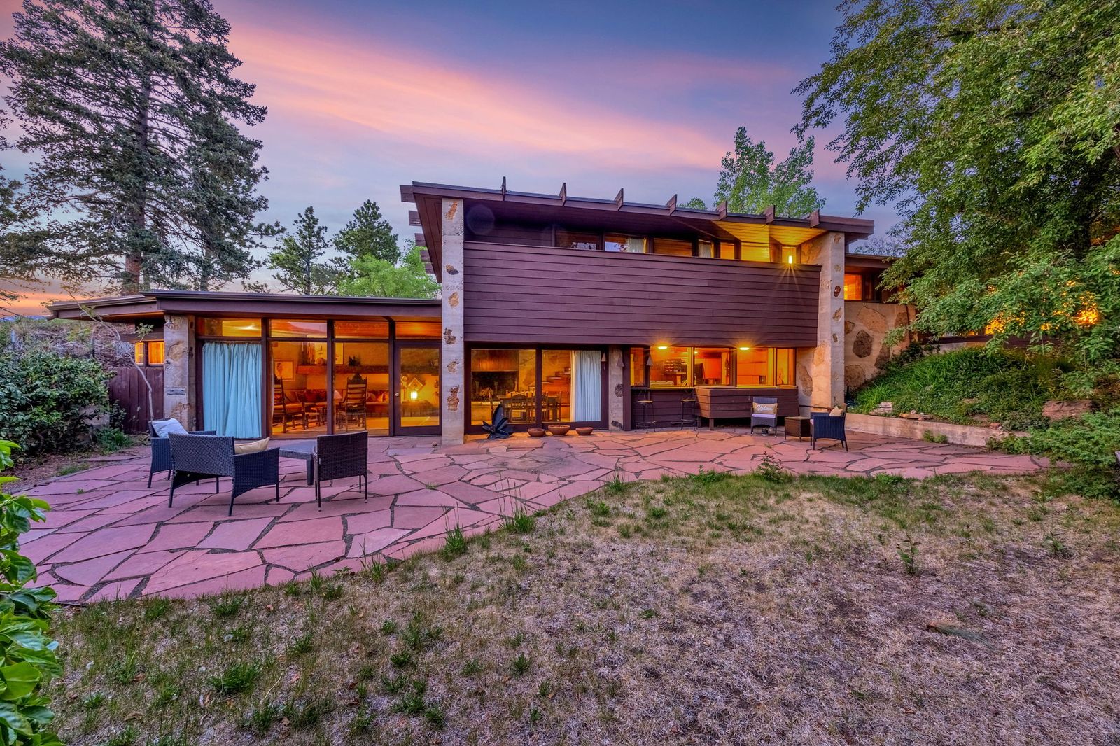 Elizabeth Wright Ingraham channeled her grandfather’s vision as she incorporated built-ins, natural materials, an open floor plan, and views of Pikes Peak.